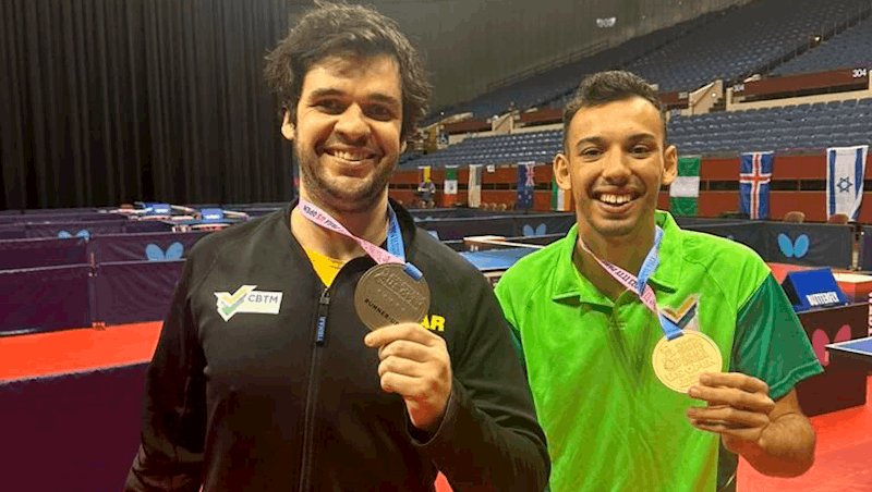 Israel e Matheus posam com as medalhas no Texas - 