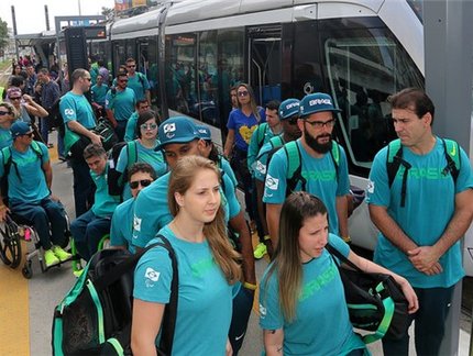 Jogos Paralímpicos: Delegação chega ao Rio de Janeiro com festa e muito samba
