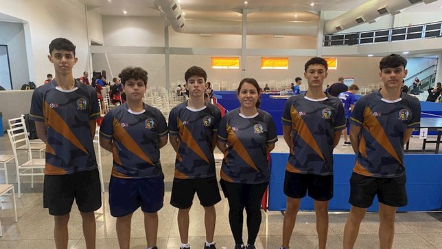A equipe de tênis de mesa de Oswaldo Cruz nos Jogo