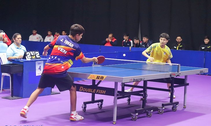 Vitor Iwamoto enfrentando atleta da Venezuela na f