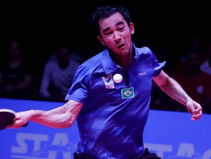 De virada e com muita emoção! Hugo Calderano vence Simon Gauzy e está na grande final do WTT Contender Mascate, em Omã