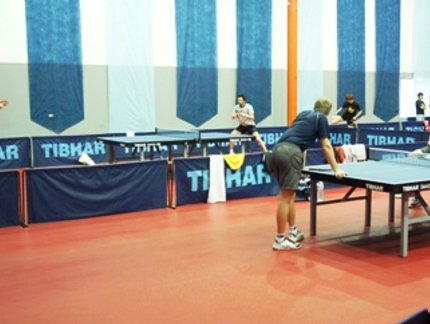 VÍDEO: DIMITRIJ OVTCHAROV TREINA A ESPERA DOS ADVERSÁRIOS