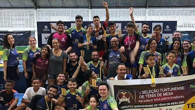 Atletas e técnicos da Associação Independente de T