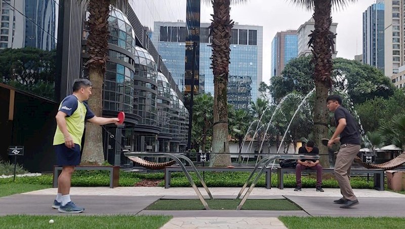 Hugo Hoyama joga na nova mesa do Pátio Malzoni. Fo