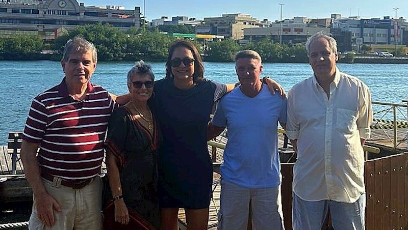 Mônica Jardim comemora aniversário ao lado de Alao