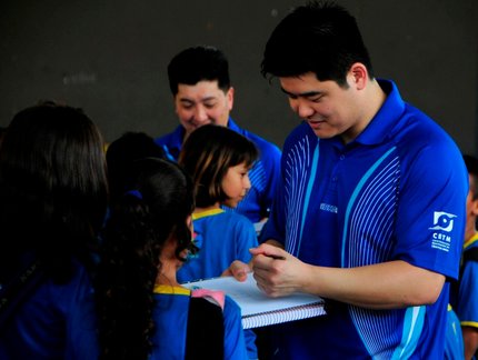 Escola recebe duas mesas após "Desafio do Saque" com os astros da Seleção