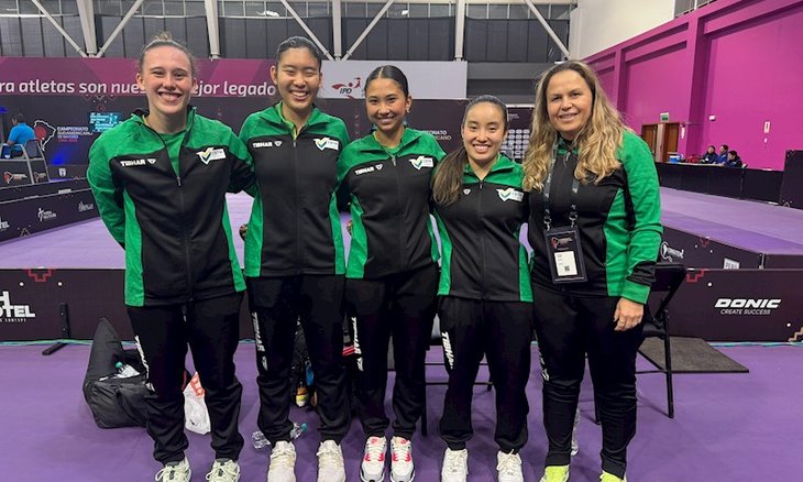 Daniela Bassi e as atletas do Feminino que estão n