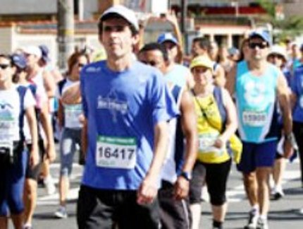 MESATENISTA MANTÉM A FORMA DISPUTANDO PROVA DE ATLETISMO