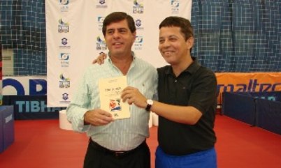 PRESIDENTE DA CBTM RECEBE LIVRO SOBRE O TÊNIS DE MESA NO PARÁ