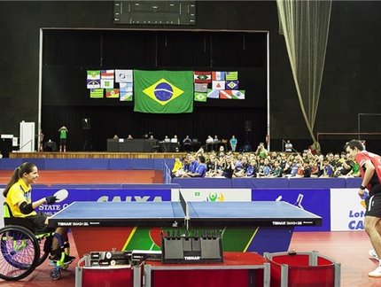 Calderano dá show de simpatia no primeiro dia dele no ginásio em Concórdia