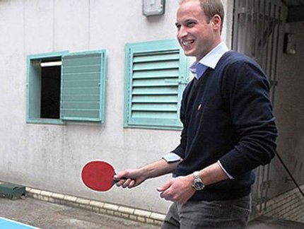 Príncipe William visita instituição de caridade e joga Tênis de Mesa