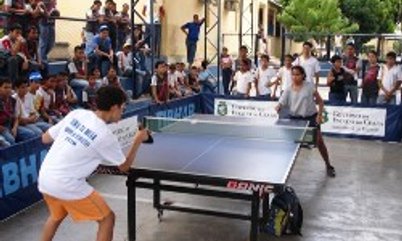 MESATENISTAS PROMOVEM MOMENTO DE ALEGRIA EM ESCOLA
