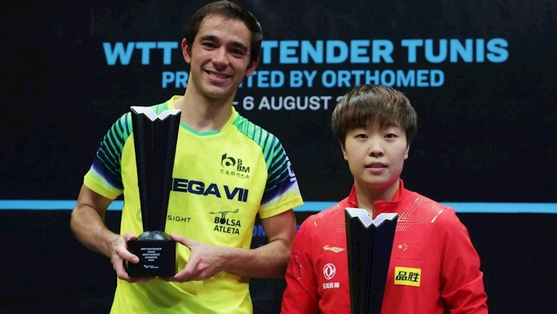 Hugo Calderano ao lado da campeã individual na Tun