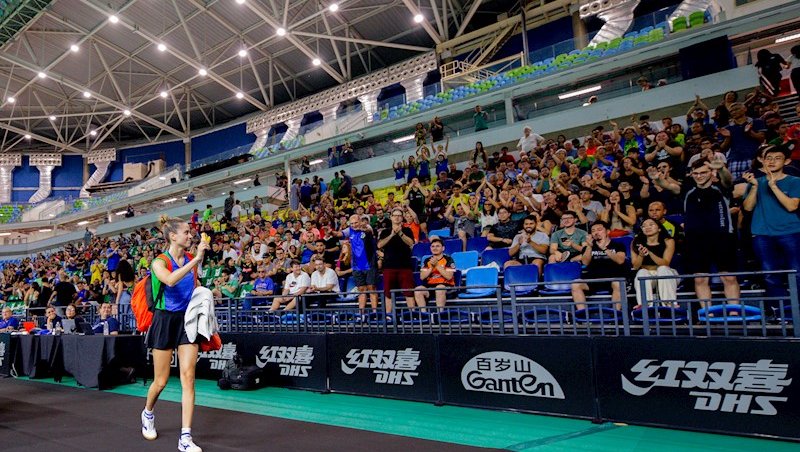 Bruna Takahashi recebe o carinho da torcida brasil