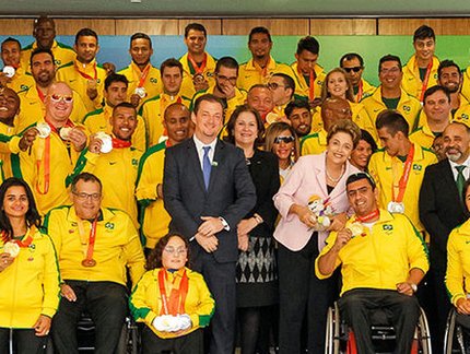 Presidenta Dilma Rousseff recebe medalhistas dos Jogos Pan-Americanos e Parapan-Americanos no Palácio do Planalto