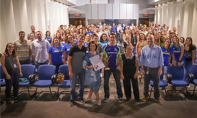Hugo Calderano recebe prêmio de Atleta da Torcida na sede do COB