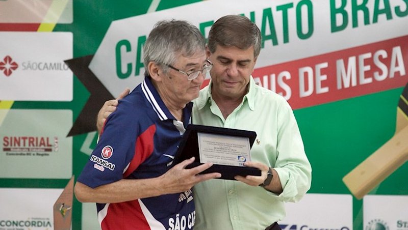 Maurício Kobayashi e Alaor Azevedo durante a entre
