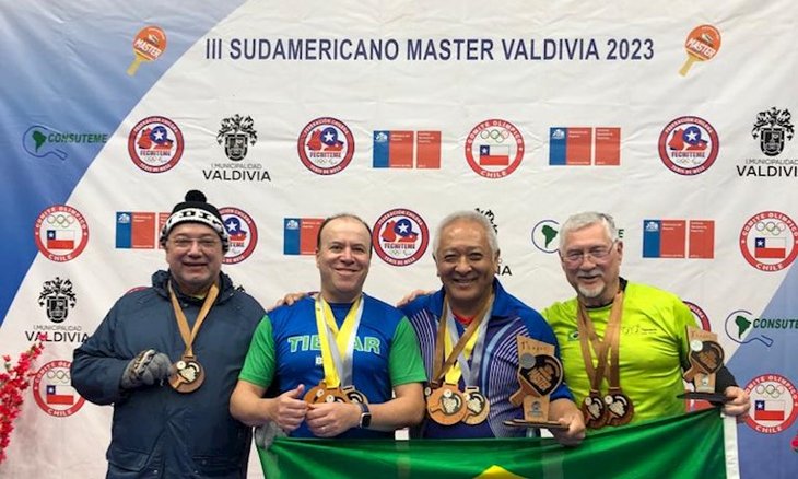 Brasileiros comemoram os triunfos em Valdívia, no 