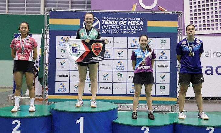 Bárbara Marroque no alto do pódio da categoria juv