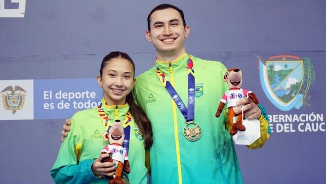 Rafinha Turrini e Giulia Takahashi com a medalha d