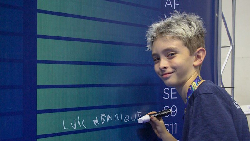 Luis Ferreira assina o Mural dos Campeões do TMB P