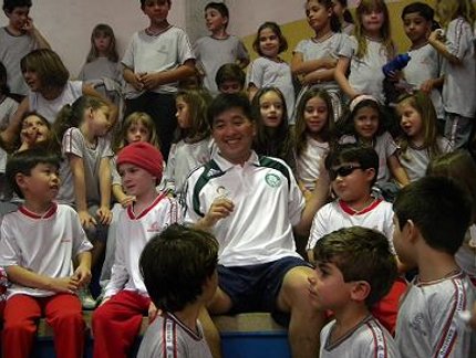 HUGO HOYAMA FAZ A ALEGRIA DAS CRIANÇAS NA COPA BRASIL MARÍLIA
