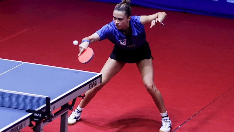 Bruna Takahashi ajudou a equipe feminina a ficar b