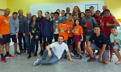 Narrador Bernardo Edler, do Sportv, visita Espaço Nova Geração em Niterói