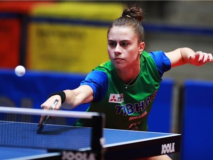 Bruna Takahashi está classificada para as oitavas de final no individual do Mundial Juvenil