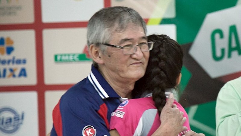 Maurício Kobayashi abraça sua aluna Tamyres Fukase