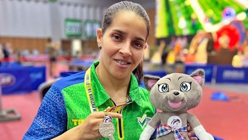 Cátia Oliveira e a medalha de prata conquistada na