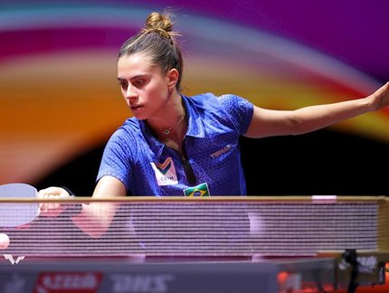 Bruna Takahashi vence dois jogos no mesmo dia e se classifica para as oitavas de final do Mundial