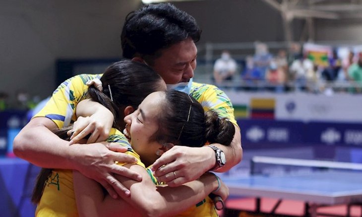 Giulia Takahashi, Laura Watanabe e o técnico Hideo