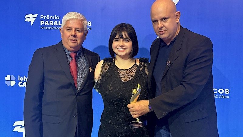 Bruna Alexandre, ao lado do vice-presidente da CBT