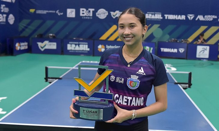 Giulia Takahashi com o troféu do Absoluto A do TMB