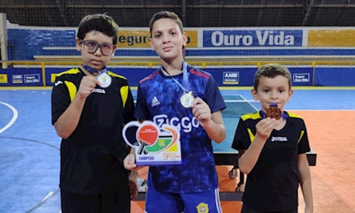 Meninos das categorias mirim e infantil no tênis d