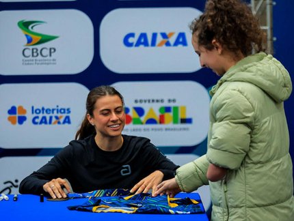 Bruna Takahashi participa de sessão de autógrafos e visita o Brasileirão de Inverno no CPB
