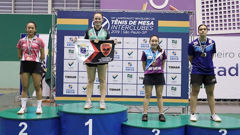 Bárbara Marroque no alto do pódio da categoria juv