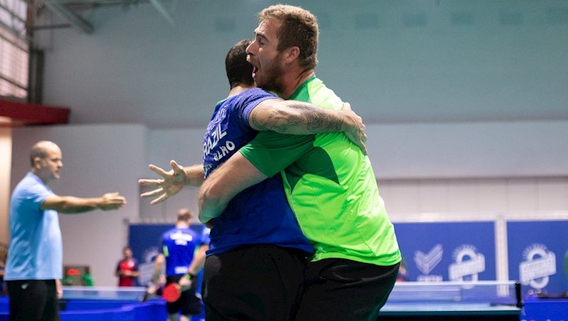 Emoção! Lucas Carvalho e Ramon Colombo se abraçam 