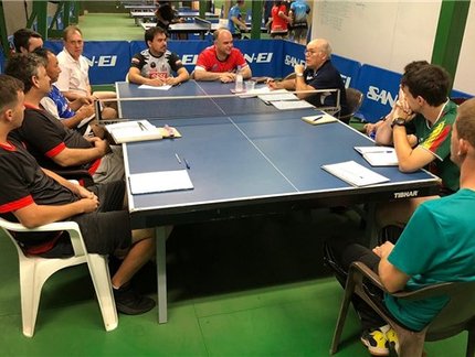 Técnico francês campeão mundial ministra curso para mesa-tenistas no Rio Grande do Sul