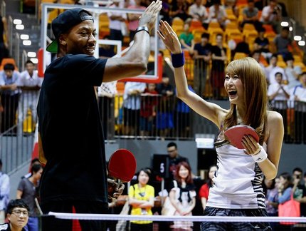 Astro do basquete, Derrick Rose joga Tênis de Mesa com atriz asiática