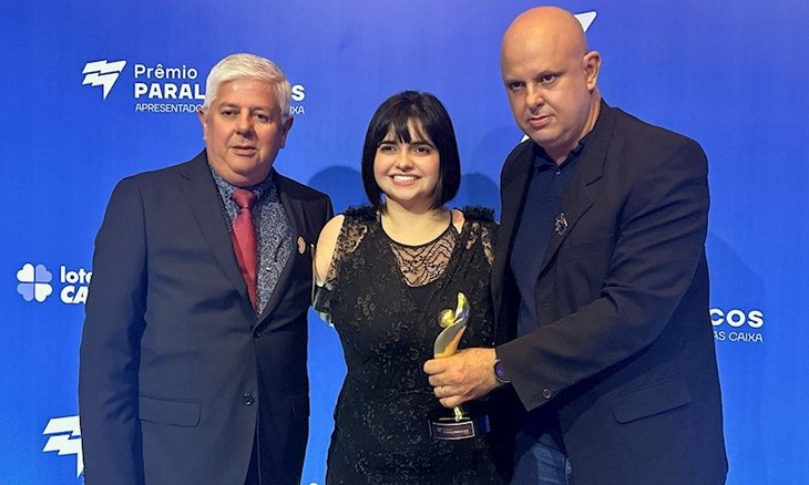 Bruna Alexandre, ao lado do vice-presidente da CBT