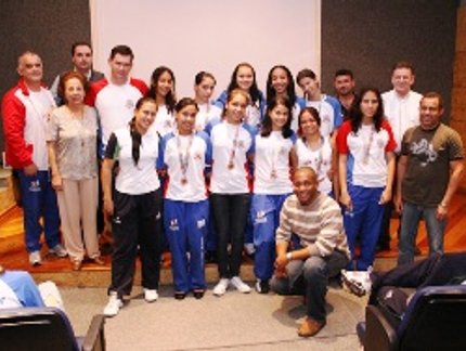 DELEGAÇÃO DE NOVA ODESSA APRESENTA TROFÉUS E MEDALHAS AO PREFEITO