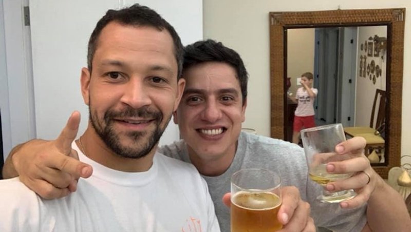 Roy (dir.), ao lado de Thiago Monteiro (esq.), seu