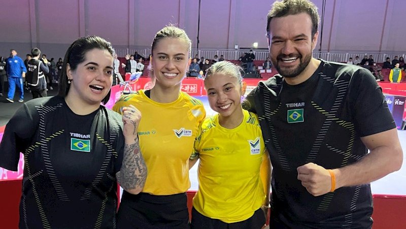 Meninas comemoram ao lado do técnico Jorge Fanck. 