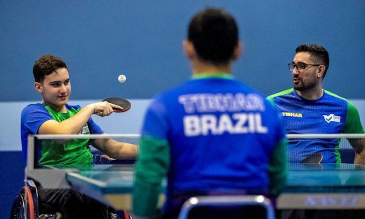 Lucas Arabian (sacando) tem o seu primeiro desafio