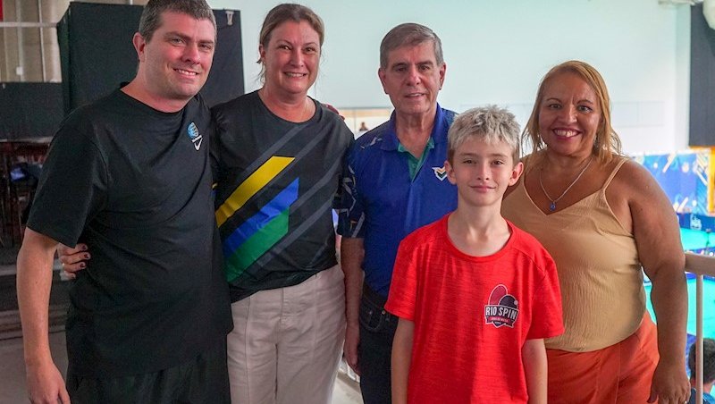 Luis, ao lado dos pais, da presidente Rosiane Vian
