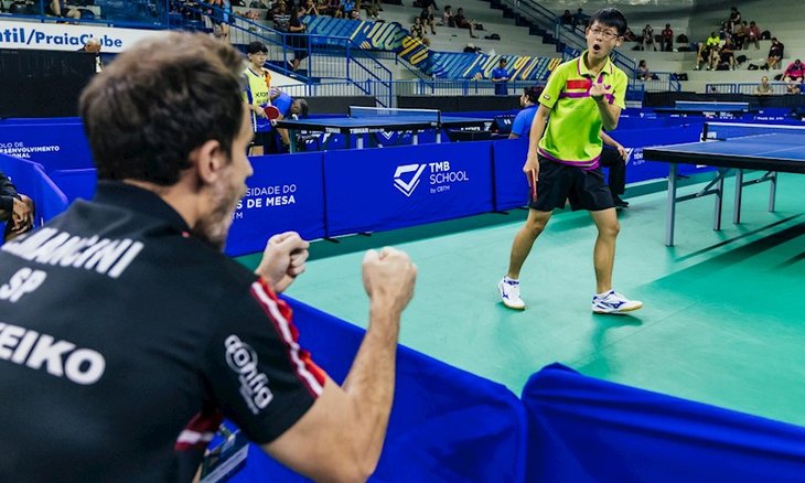 Leonardo Iizuka e seu técnico, Eric Mancini, vibra