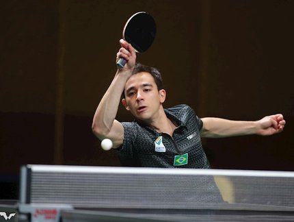 Hugo Calderano é superado no Smash de Singapura e dá adeus ao torneio; Bruna e Giulia Takahashi também caem
