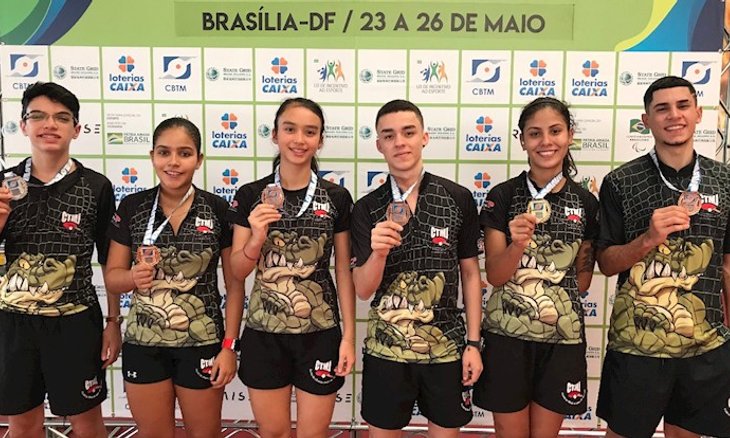 Atletas de Jacareí exibem medalhas após as conquis
